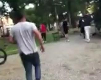Sabato sera di follia ai Giardini pubblici In un video la maxi rissa fra adolescenti 