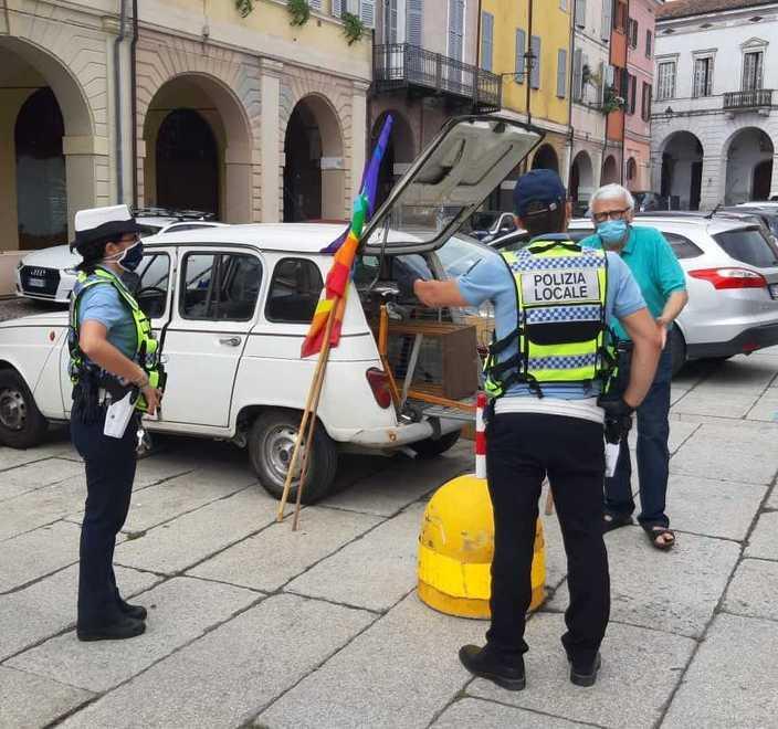 Raccolta firme non autorizzata Gli agenti fermano Aldrovandi 