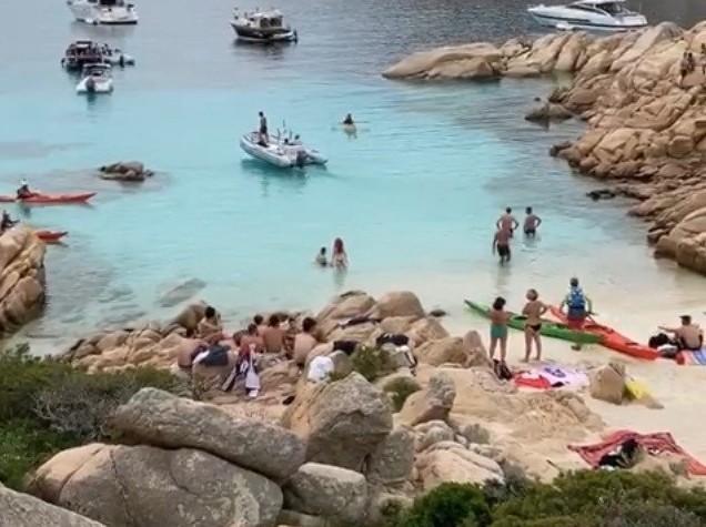 Cala Coticcio presa d’assalto e le barche si spingono a riva 