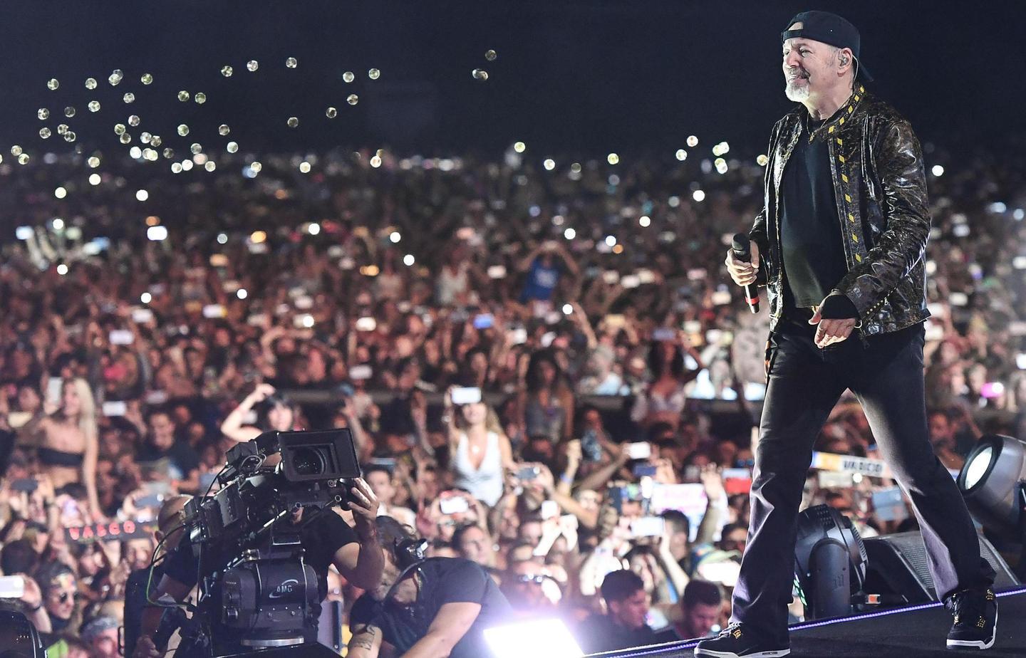 La truffa dei biglietti del concerto di Vasco: «Spazzati via i sogni di tanti ragazzi» 