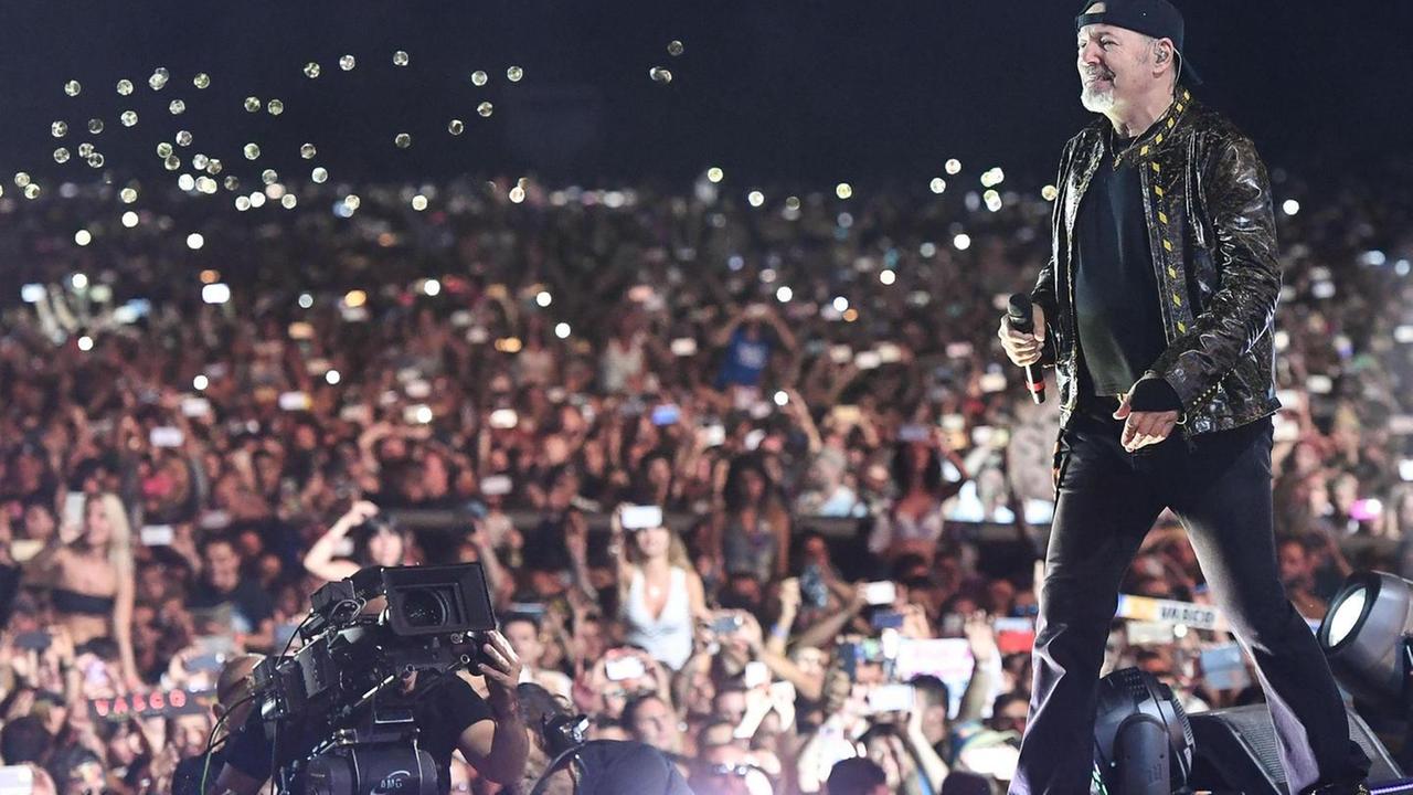 La truffa dei biglietti del concerto di Vasco: «Spazzati via i sogni di tanti ragazzi» 