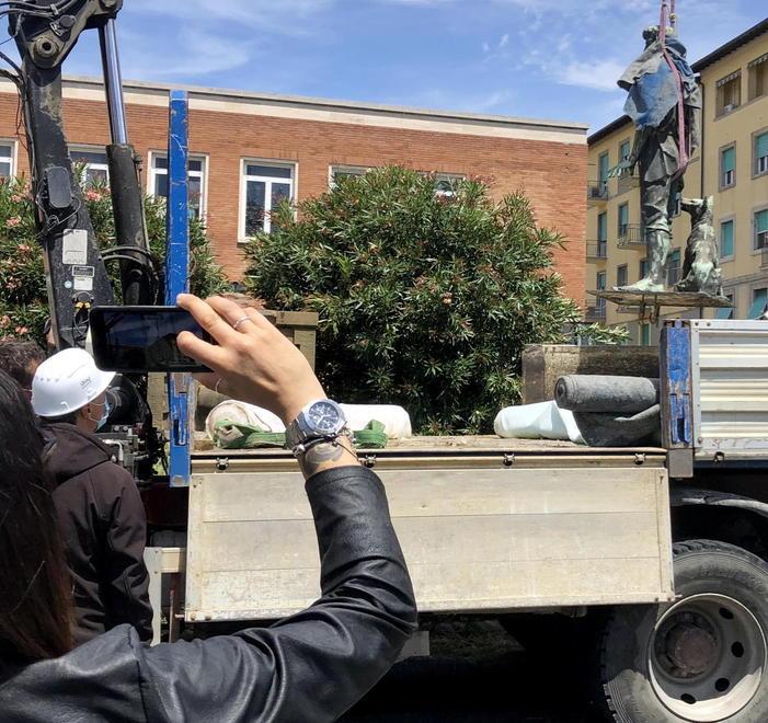 La statua del “Villano” si trasferisce in piazza del Municipio 