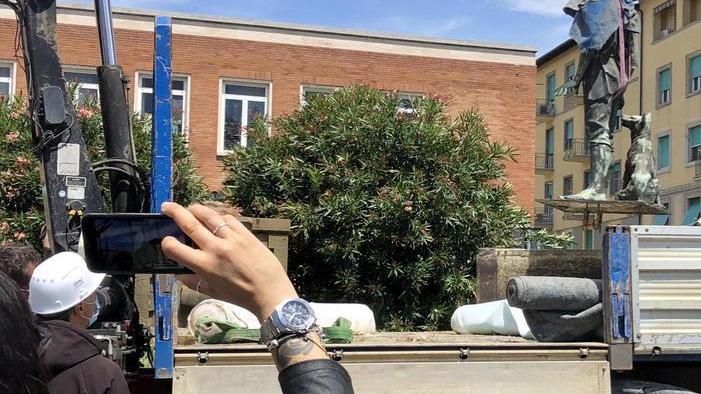 La statua del “Villano” si trasferisce in piazza del Municipio