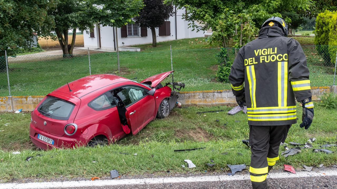 Sant'Agostino, schianto tra auto: gravi i conducenti