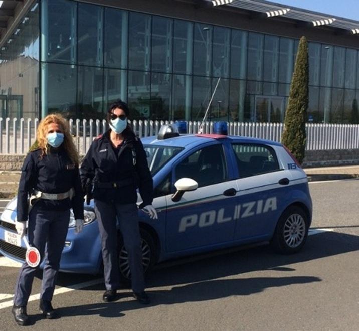 Una volante della polizia e due agenti durante un controllo