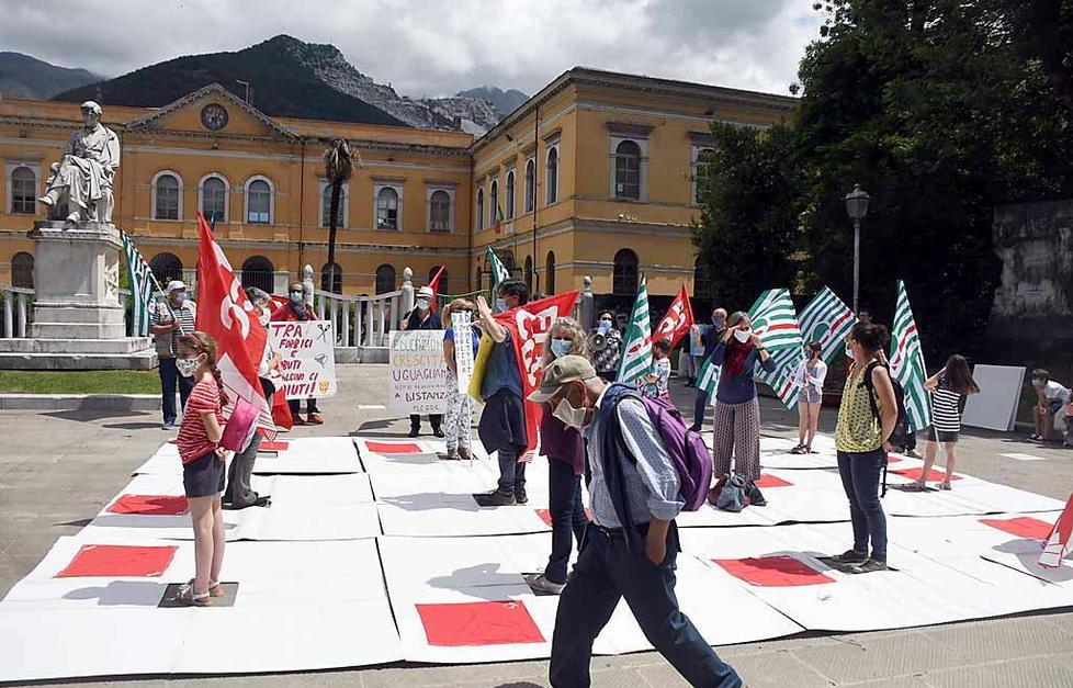 Il flash mob in piazza Gramsci a Carrara