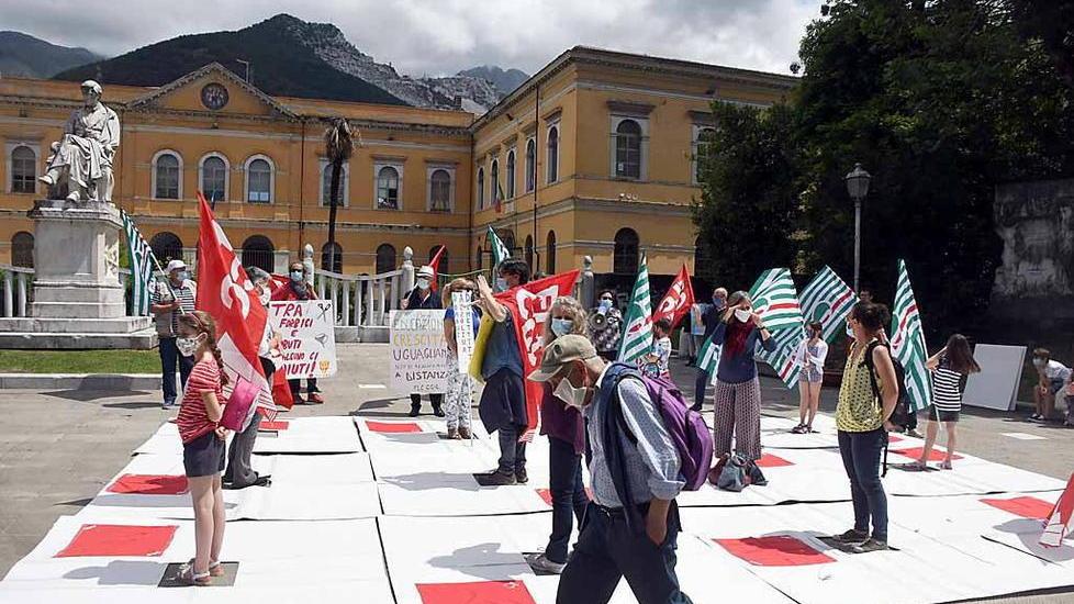 Il flash mob in piazza Gramsci a Carrara