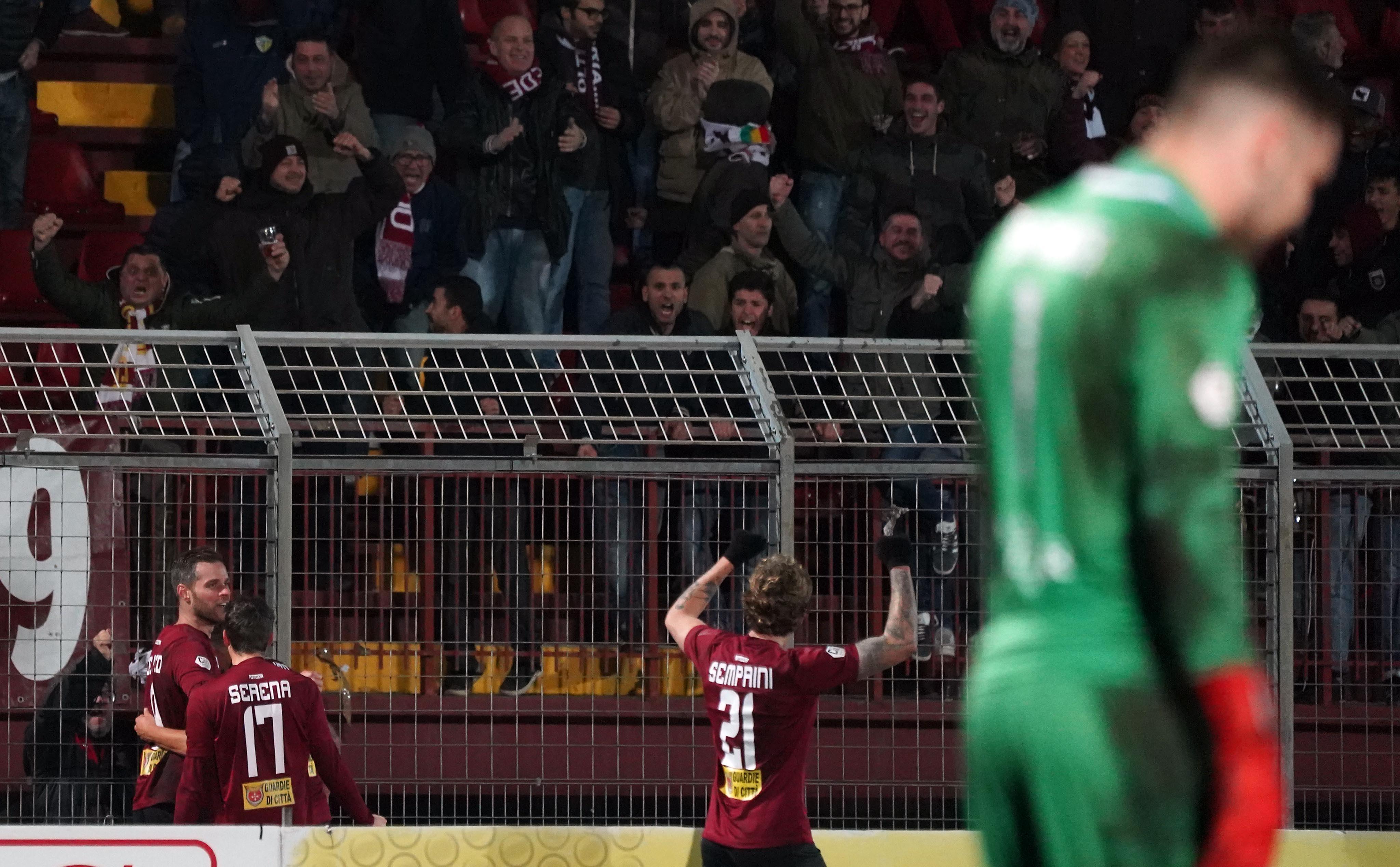 L'esultanza dei granata dopo un gol di De Cenco
