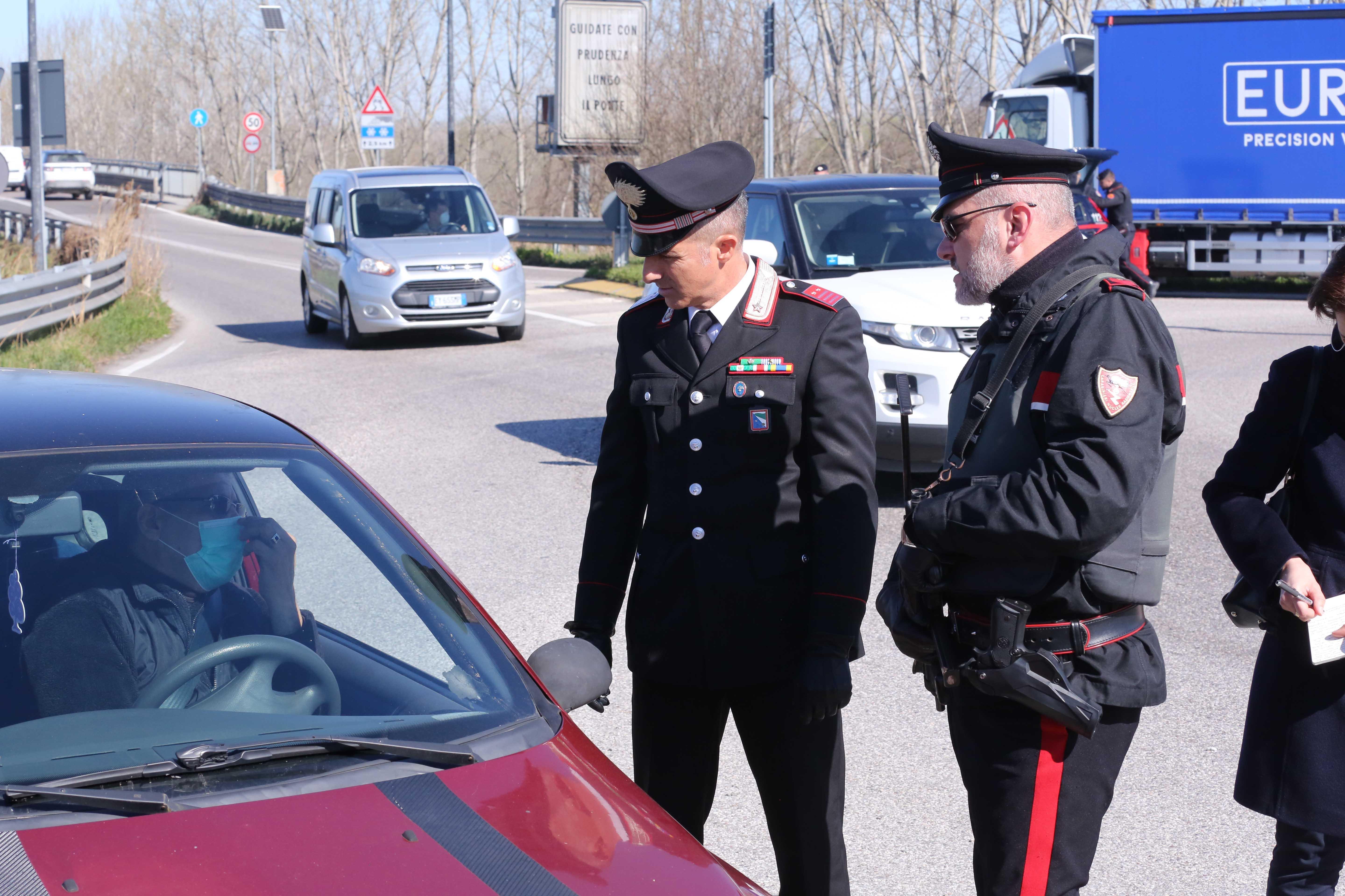 Evade dai domiciliari per fare un giro in macchina ma non ha mai preso la patente