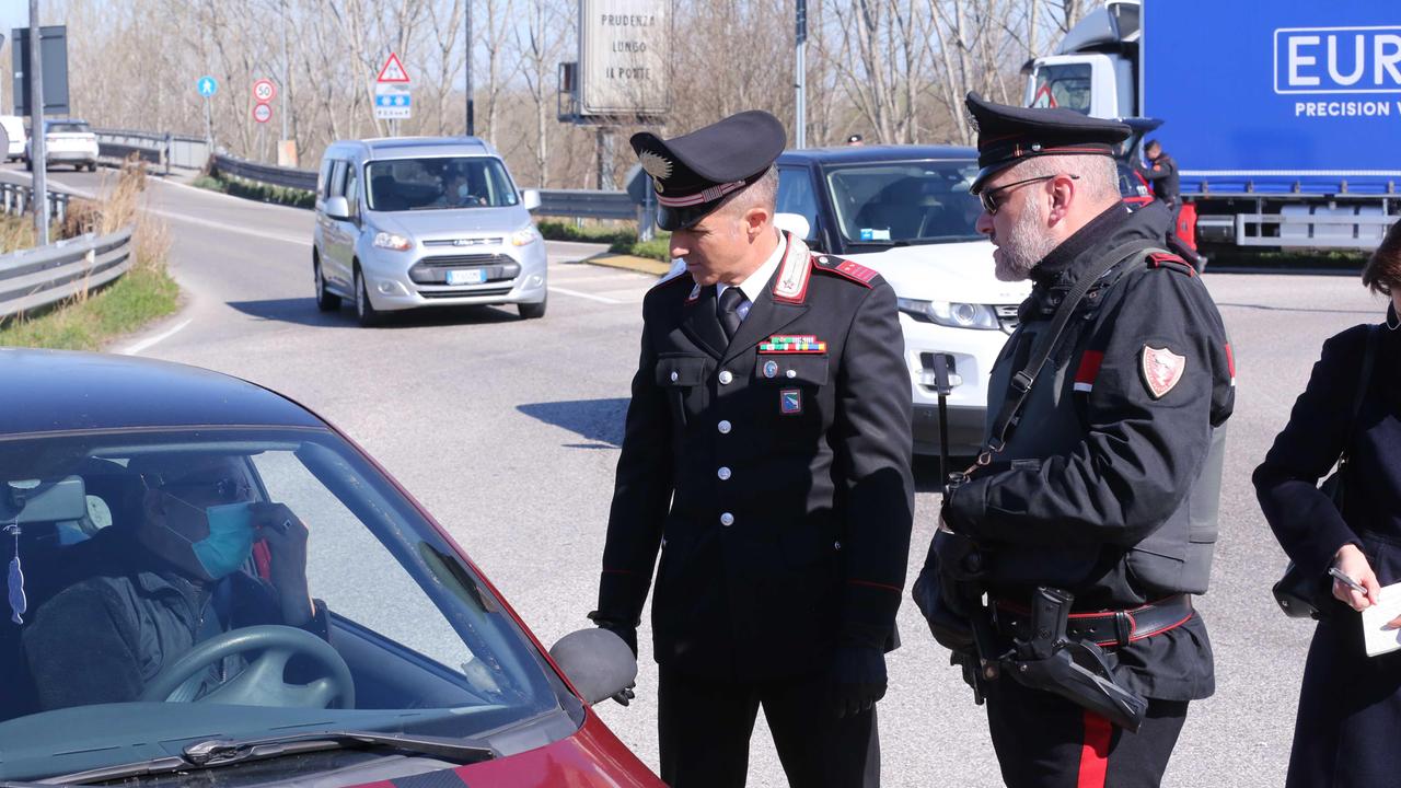 Evade dai domiciliari per fare un giro in macchina ma non ha mai preso la patente