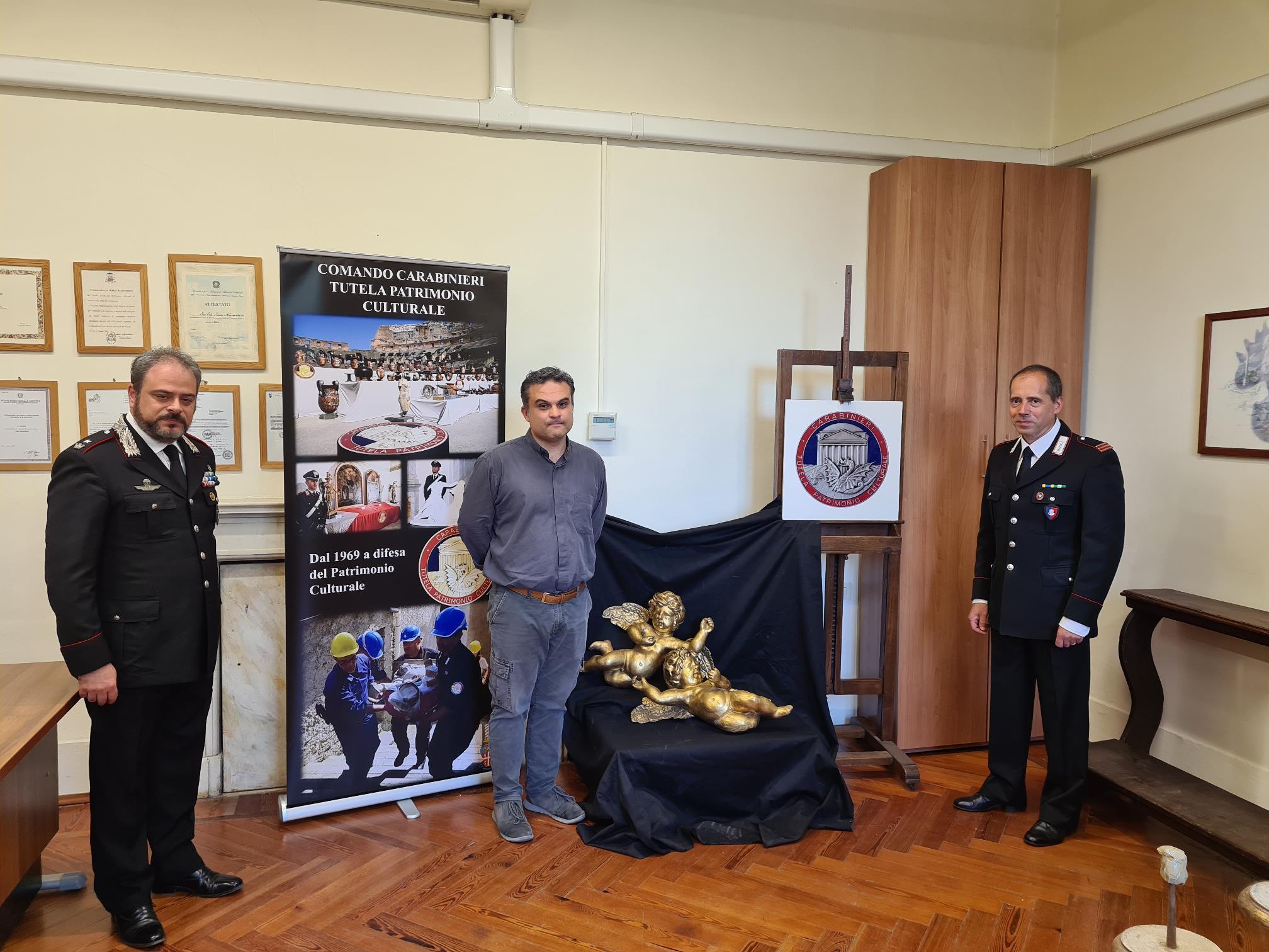 La restituzione degli angioletti al parroco della cheisa del Sacro Cuore