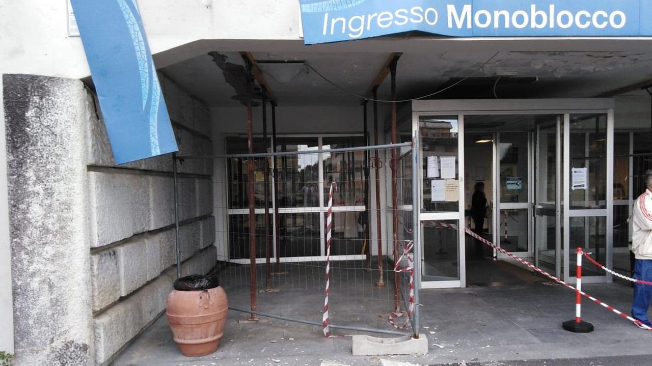 Lastra di marmo precipita al Monoblocco di Carrara, sfiorata la tragedia
