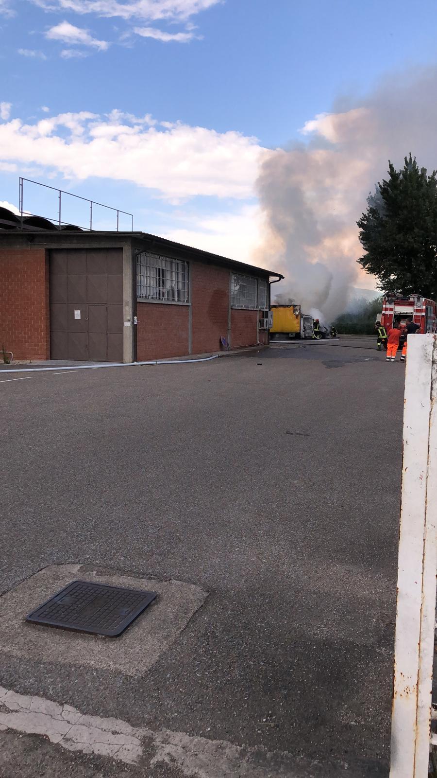 In fiamme furgone nella zona artigianale di Bassa