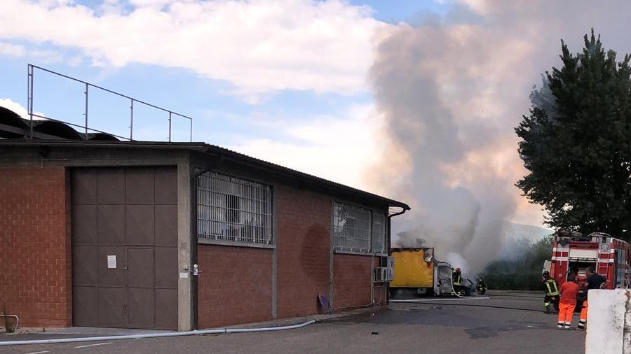 In fiamme furgone nella zona artigianale di Bassa