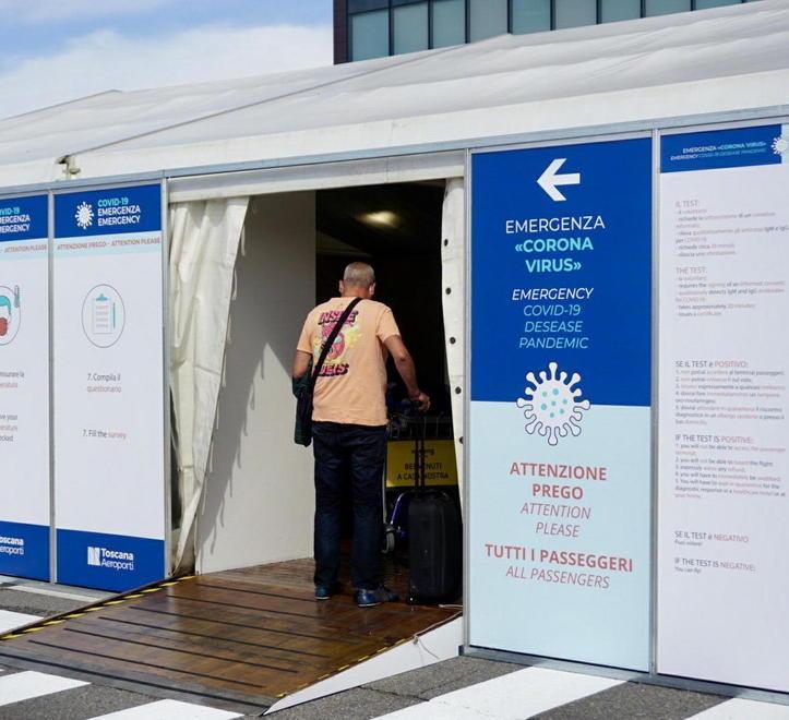 L'ingresso all'area triage allestita all'aeroporto di Firenze che a breve arriveranno anche al Galilei di Pisa