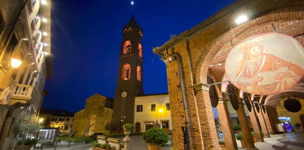 Un suggestivo scorcio della piazza principale di Peccioli