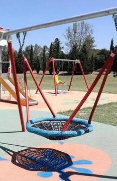 Scatta la sanificazione delle aree gioco per i bimbi in tutti i parchi pubblici di Empoli