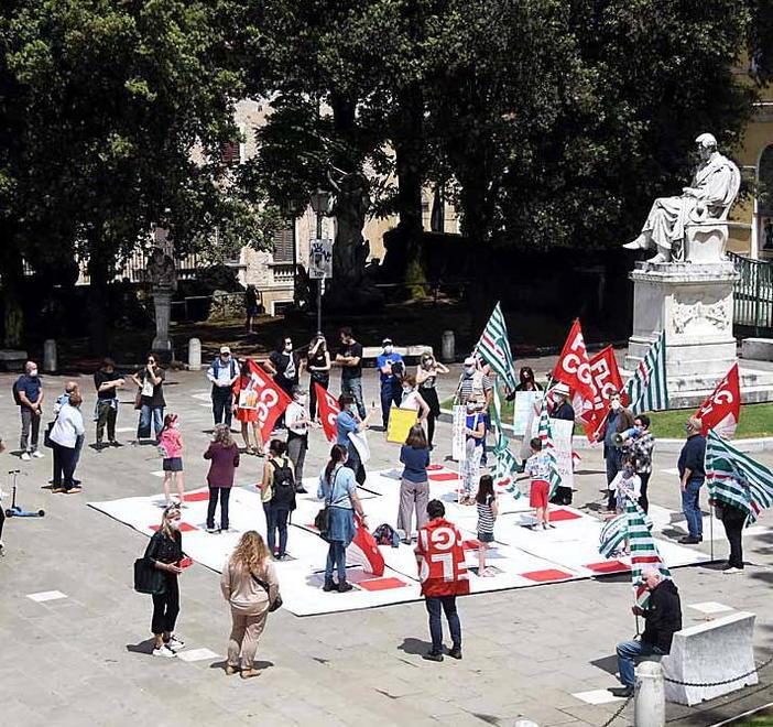Il flash mob a Carrara: la mobilitazione dei 50 
