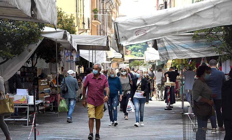 «Questo mercato non ci piace» Commercianti contro Comune