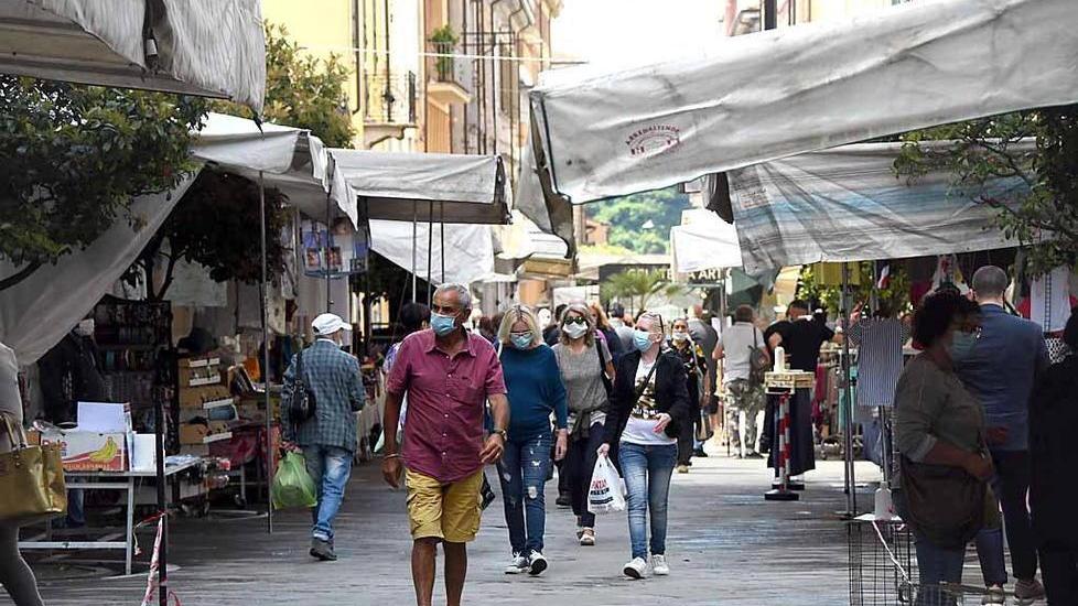 «Questo mercato non ci piace» Commercianti contro Comune