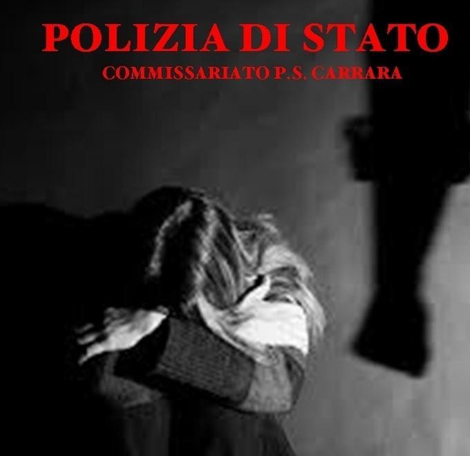 Picchia la moglie davanti ai tre figli 