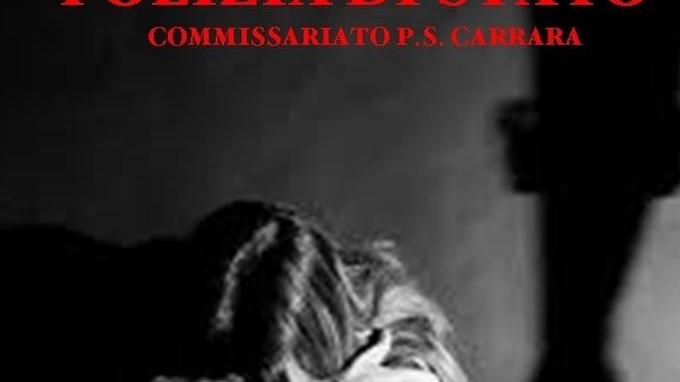 Picchia la moglie davanti ai tre figli
