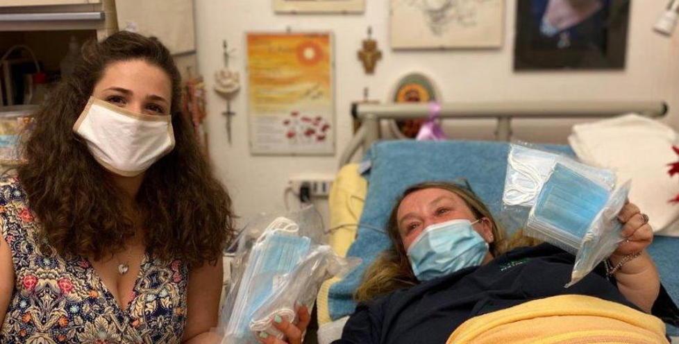 «Le mascherine? Te le do io» L’edicolante in aiuto di Lorella 