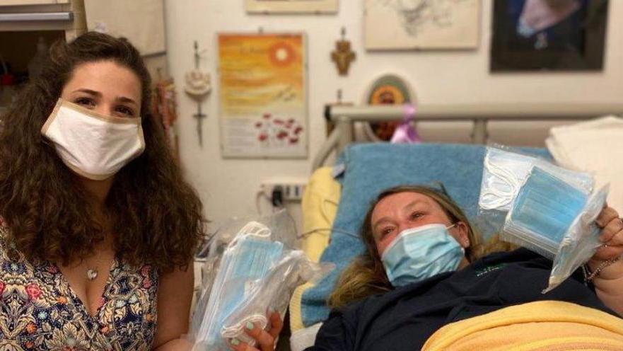 «Le mascherine? Te le do io» L’edicolante in aiuto di Lorella