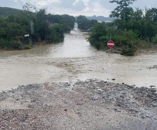 Nubifragio, esonda il torrente Fiascone 