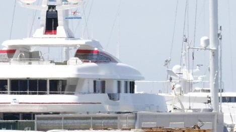 Operaio di 37 anni ustionato al volto mentre lavora nel cantiere Benetti