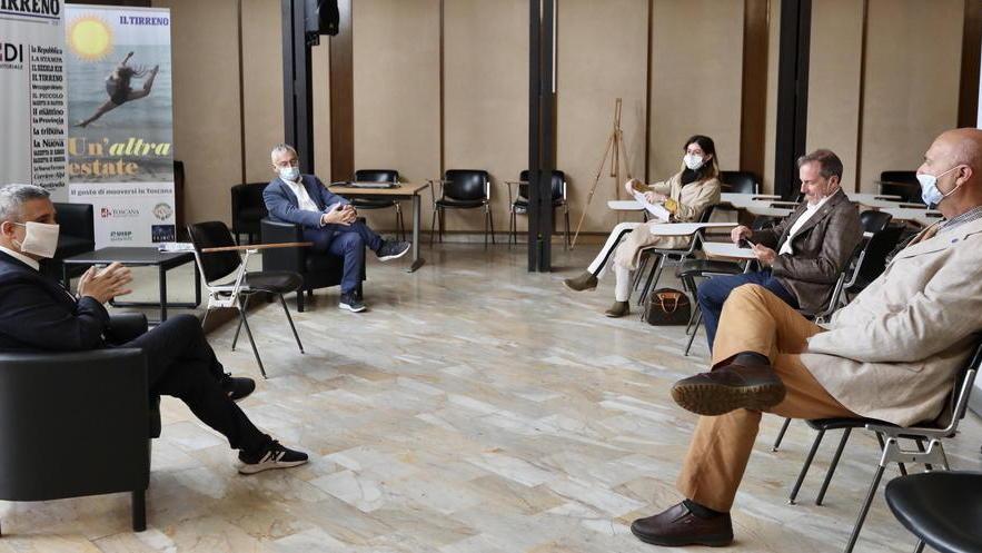 Sit in della Lega davanti alla sede del Tirreno