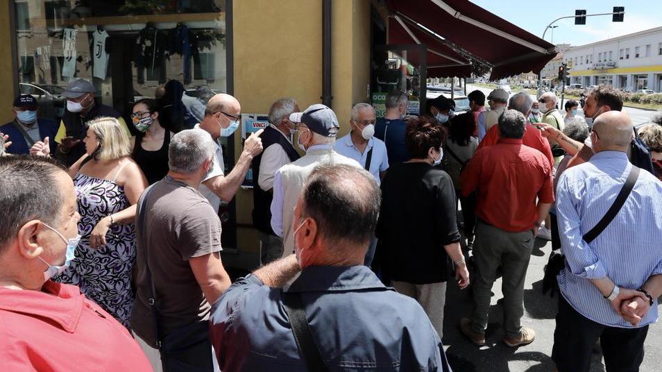 «Offesi e minacciati, situazione assurda non possiamo più distribuire mascherine»