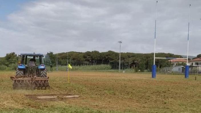 Gli Amatori Rosignano si attrezzano per sistemare il campo Falchini