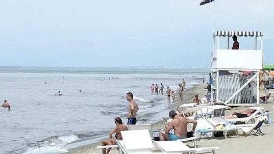 Al mare in sicurezza ma niente navetta e per il bagno si paga