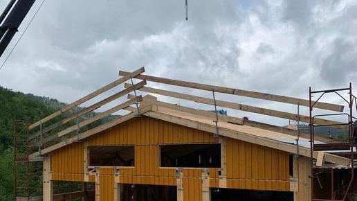 In costruzione una stalla da mezzo milione nell’azienda del pastore Daniele Tondini
