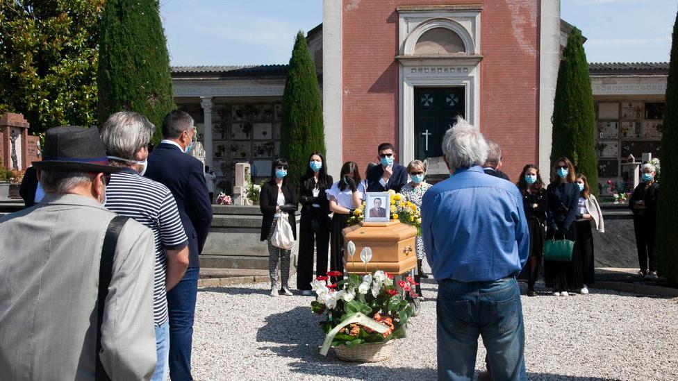 Quanti morti nel mese del Covid? Comune e Istat, dati molto diversi
