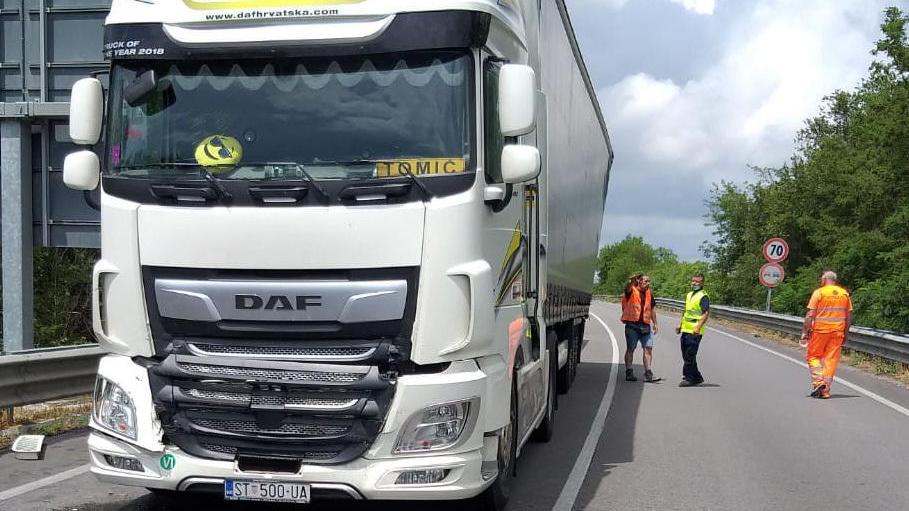 Incidente stradale con tre camion coinvolti Romea chiusa due ore