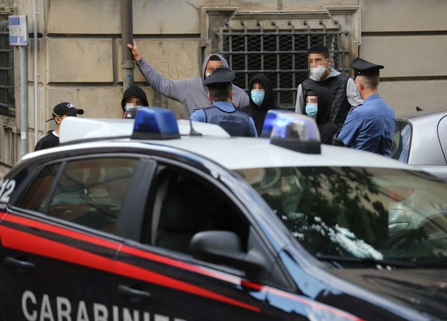 Guerra tra bande, ieri il secondo round I carabinieri identificano alcuni ragazzini 