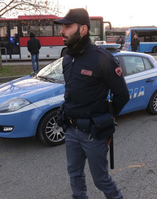 Gli offre della droga poi lo rapina del telefono in piazzale Europa
