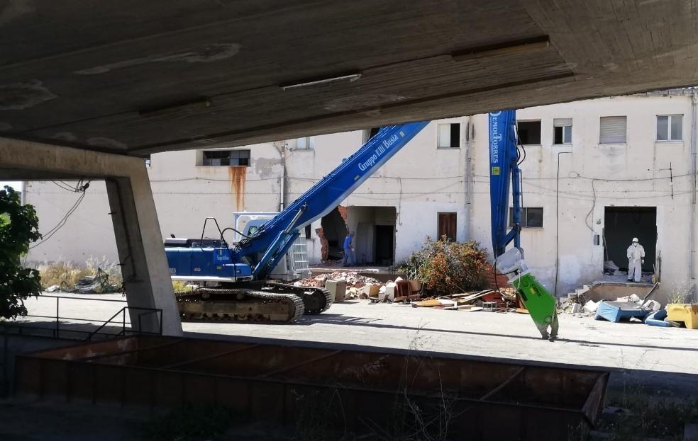 Primo colpo di benna all’ex cantina sociale 