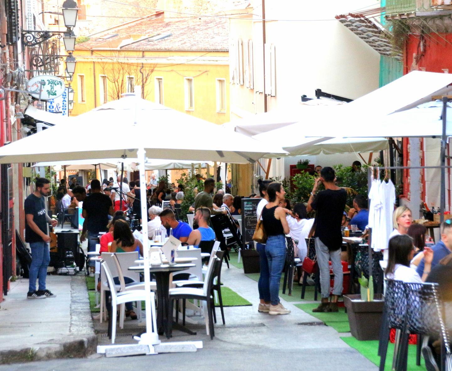 Clienti ammassati intorno ai tavoli sanzionati due locali in centro