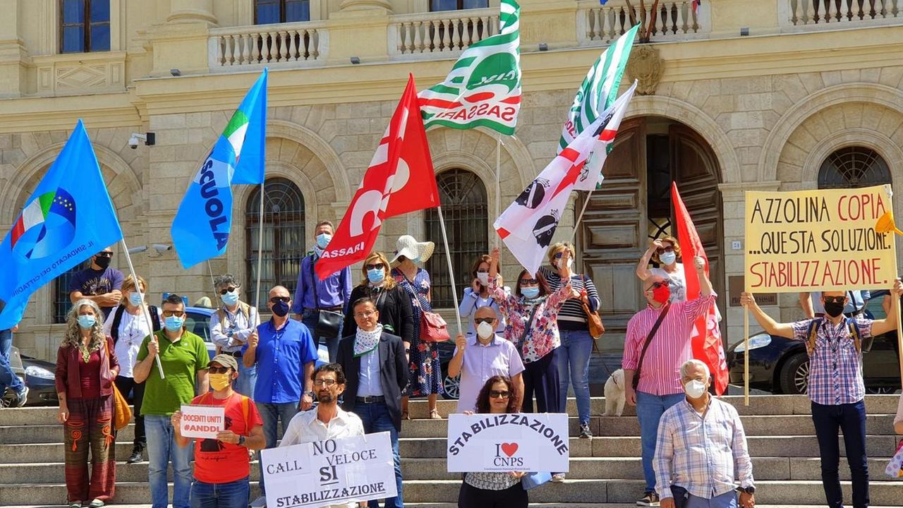 La scuola in piazza: sì assunzioni e no plexiglass
