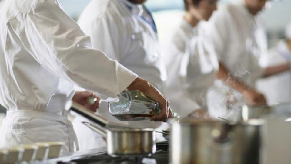 Grigliatore e aiuto cuoco nel ristorante a S. Baronto