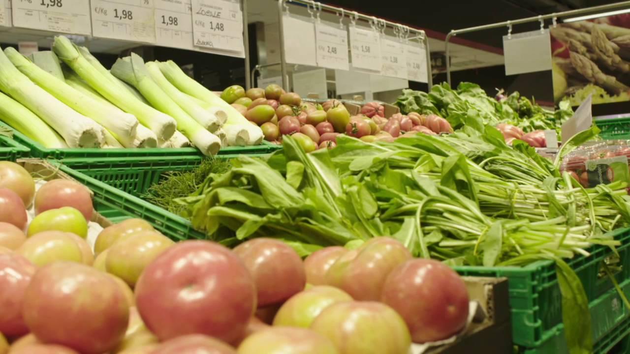 Pontedera, preparazione merce nei reparti ortofrutta