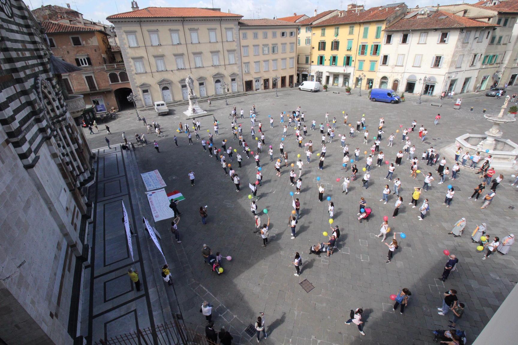 La protesta di gestori e maestre dei nidi e materne in piazza del Duomo