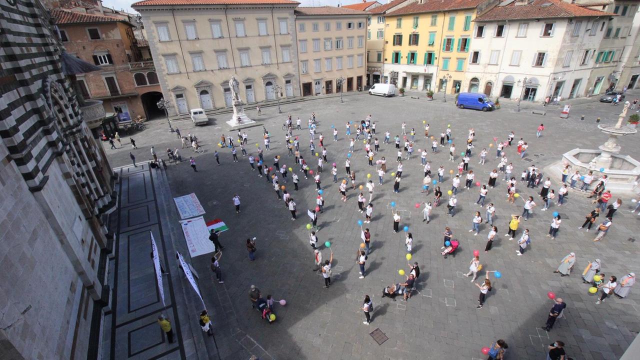 La protesta di gestori e maestre dei nidi e materne in piazza del Duomo
