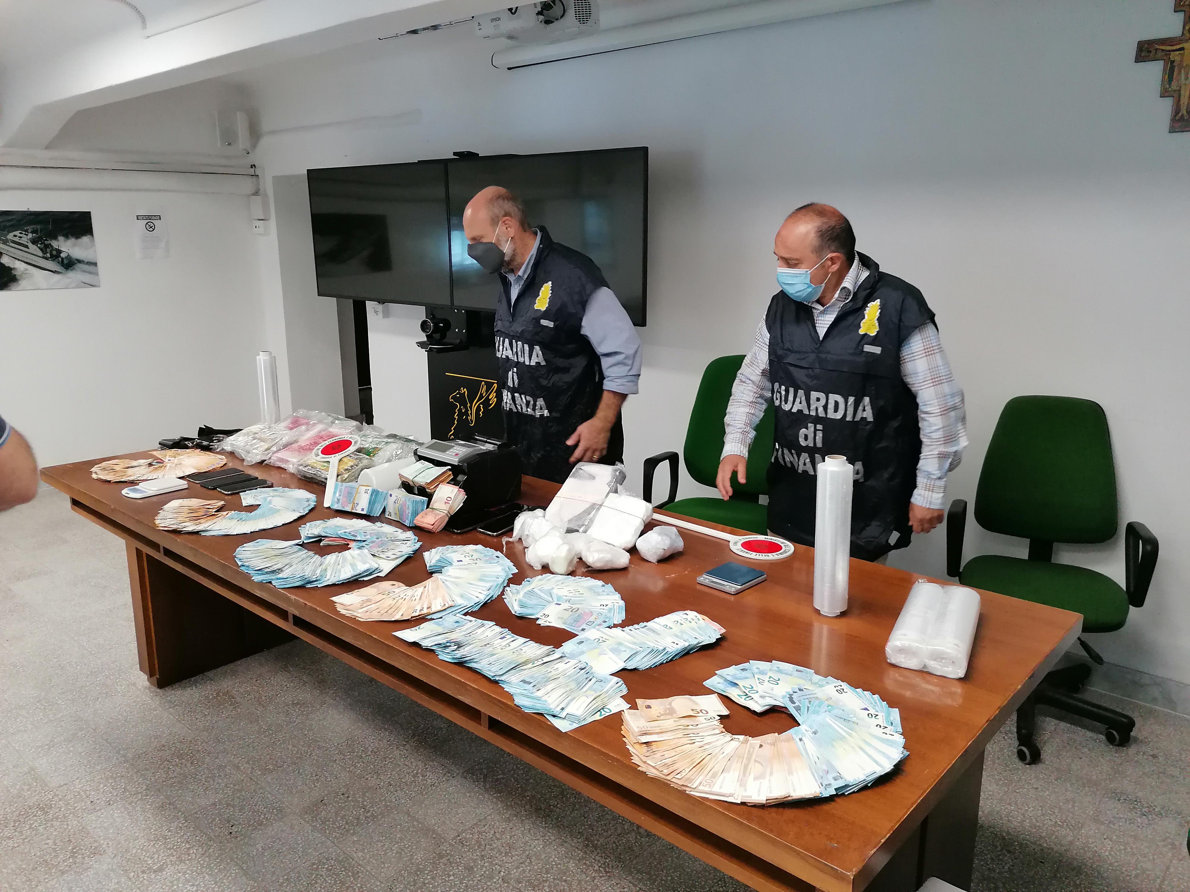Dodici chili di cocaina e 70mila euro in contanti: arrestati due fratelli