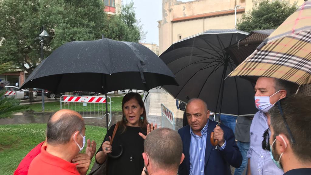 Gli assessori al Lavoro, Zedda, e al Turismo, Chessa, in piazza San Cosimo alla manifestazione degli agenti di viaggio (foto Mario Rosas)