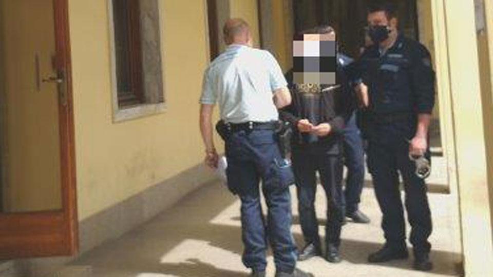 Al centro Hassan El Assry con gli agenti della polizia penitenziaria subito dopo la condanna