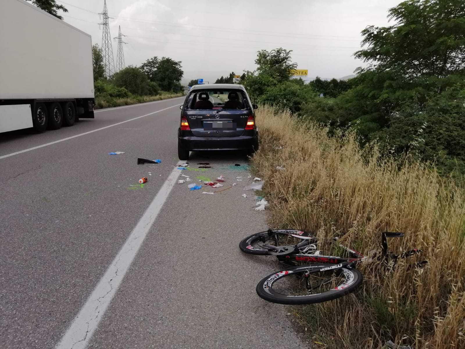 Castellarano, ciclista sbatte contro l'auto in panne: è grave 
